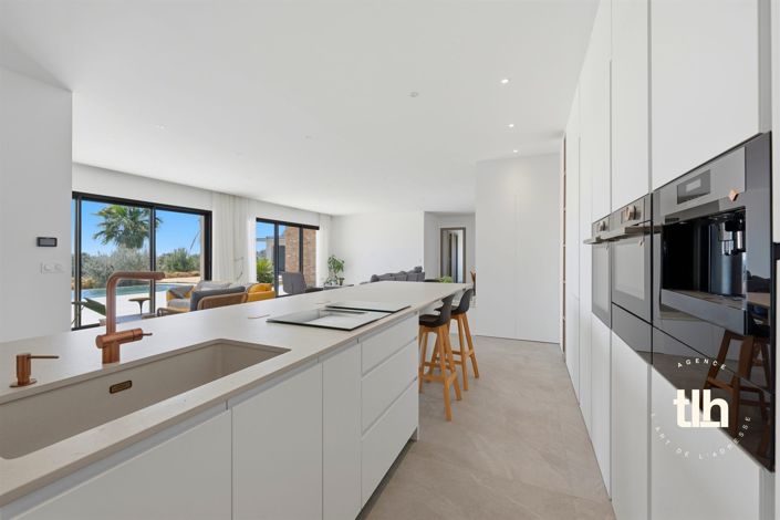 Image No.7-6 Bed Property for sale