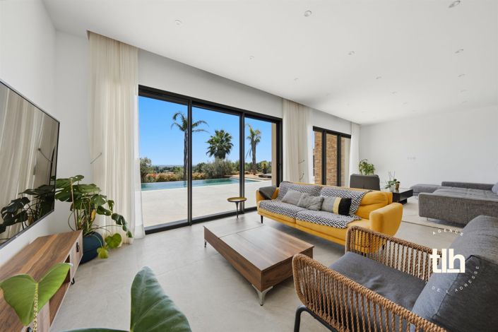 Image No.8-6 Bed Property for sale