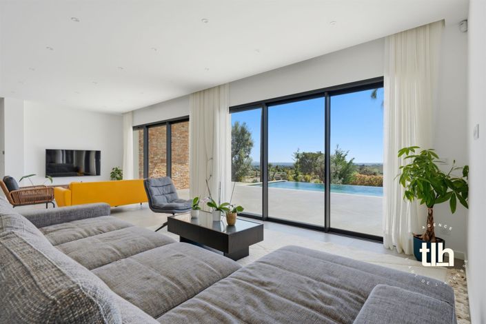 Image No.9-6 Bed Property for sale