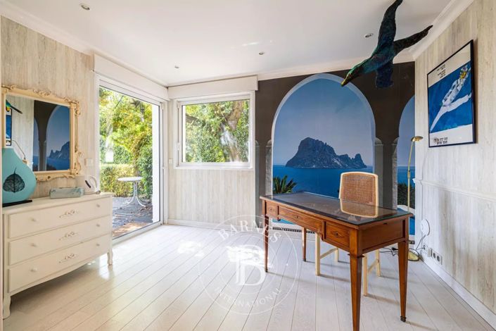 Image No.20-7 Bed House for sale