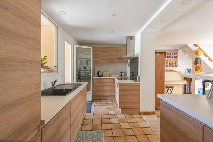 Image No.8-7 Bed House for sale