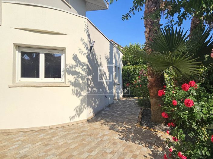 Image No.6-5 Bed House for sale