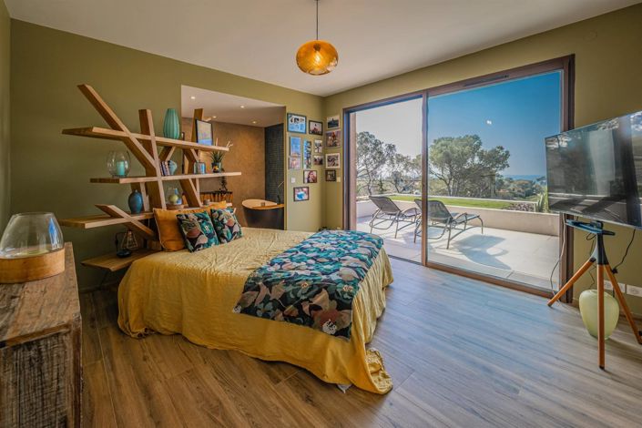 Image No.8-5 Bed House for sale