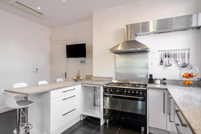 Image No.8-10 Bed House for sale