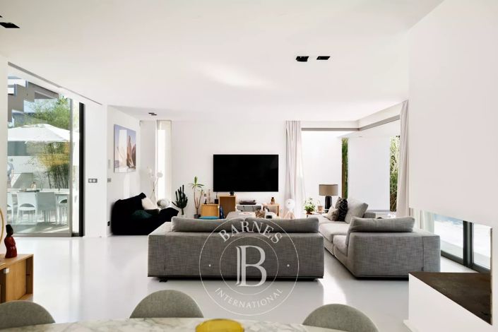Image No.10-5 Bed House for sale