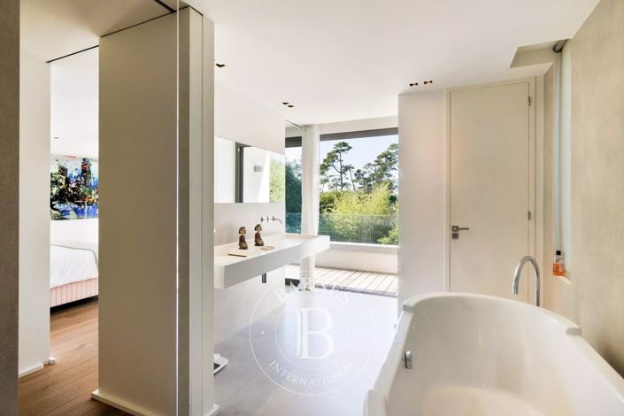 Image No.16-5 Bed House for sale