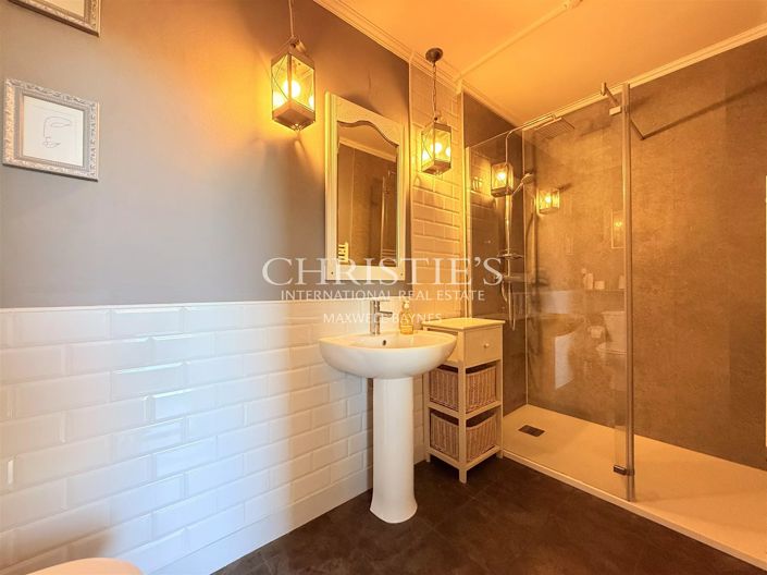 Image No.18-11 Bed House for sale