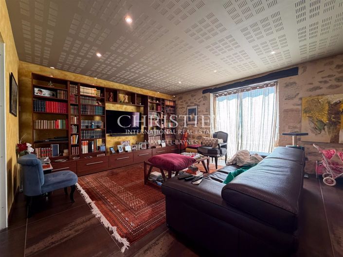 Image No.16-6 Bed House for sale