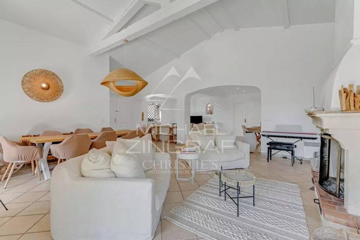 Image No.8-5 Bed House for sale