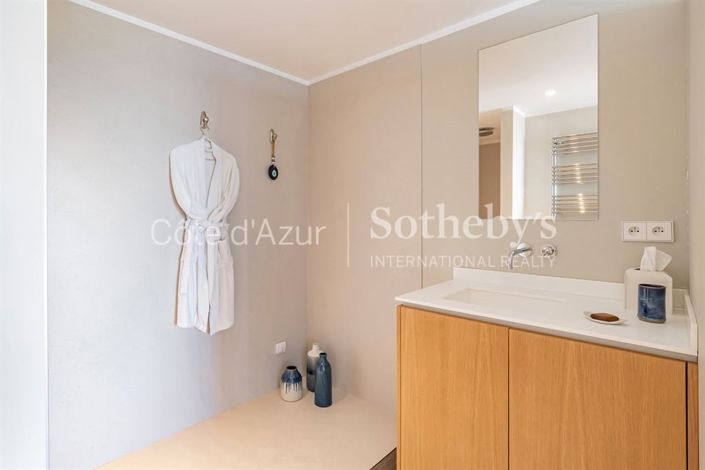 Image No.15-5 Bed Property for sale