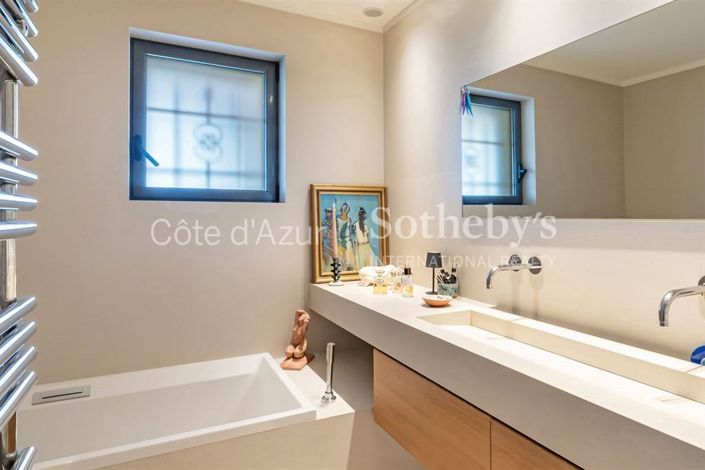 Image No.18-5 Bed Property for sale