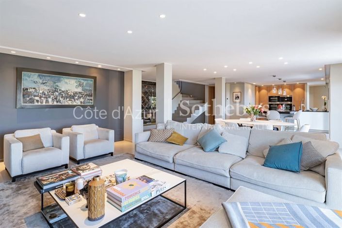 Image No.8-5 Bed Property for sale