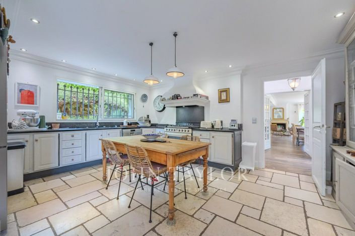 Image No.8-5 Bed House for sale