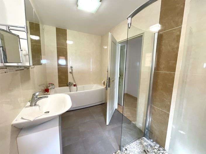 Image No.9-5 Bed House for sale