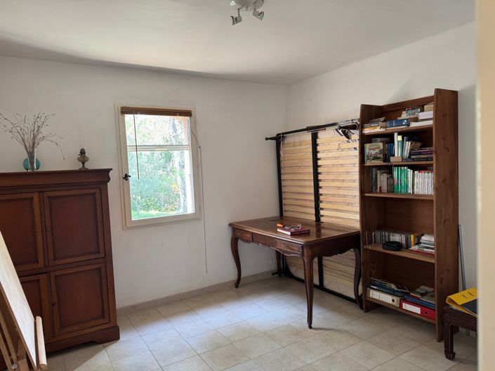 Image No.11-3 Bed House for sale