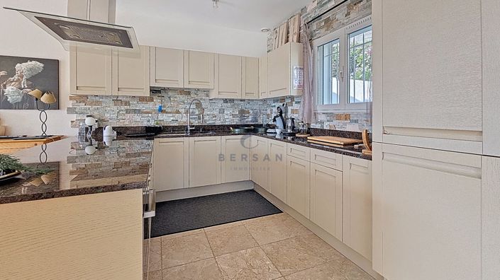 Image No.8-4 Bed House for sale