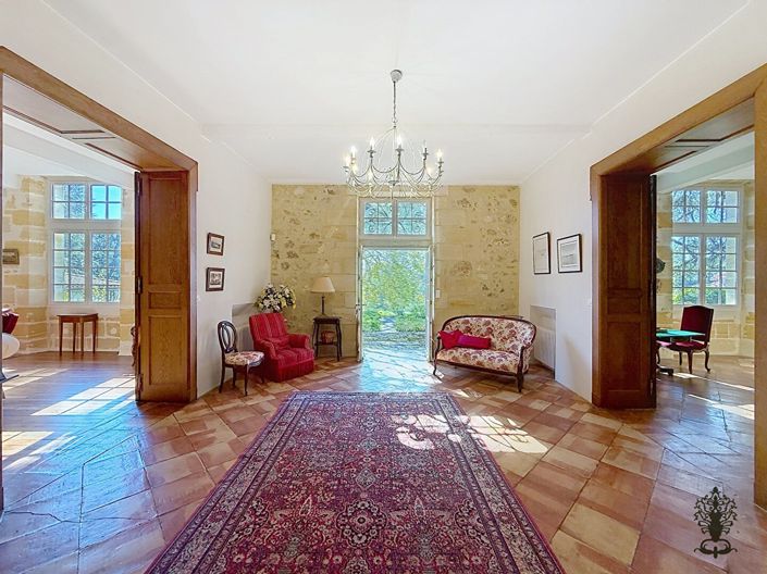 Image No.10-9 Bed Property for sale