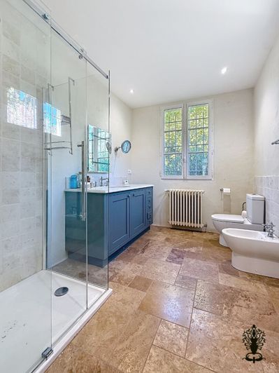 Image No.7-9 Bed Property for sale