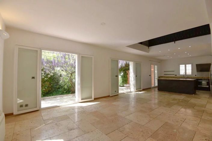 Image No.3-6 Bed House for sale