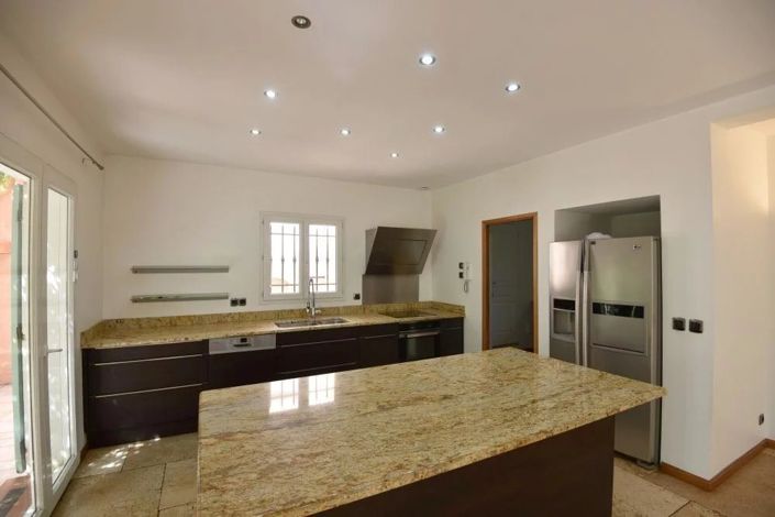 Image No.5-6 Bed House for sale