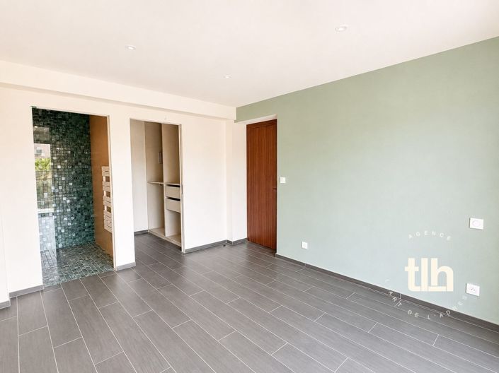 Image No.13-5 Bed Property for sale