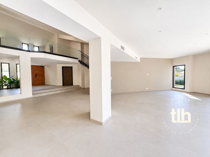 Image No.6-5 Bed Property for sale