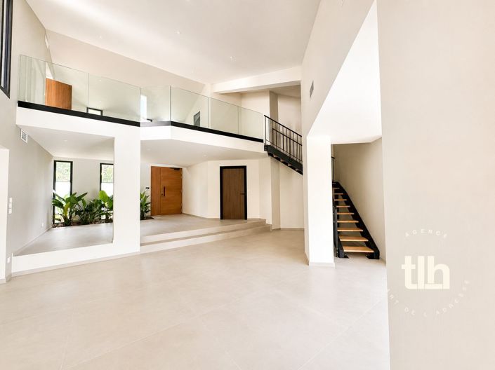 Image No.7-5 Bed Property for sale