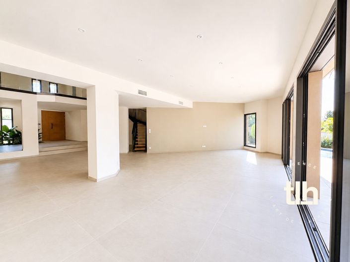 Image No.8-5 Bed Property for sale