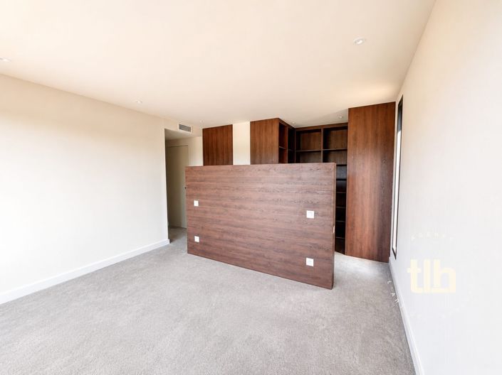 Image No.9-5 Bed Property for sale