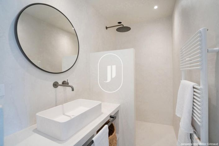 Image No.8-5 Bed House for sale