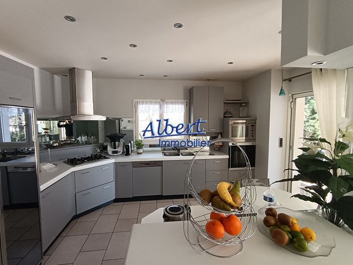 Image No.8-4 Bed House for sale