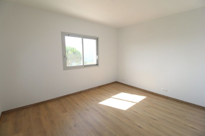 Image No.9-4 Bed House for sale