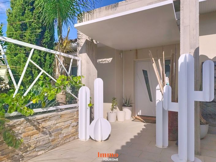 Image No.15-5 Bed Property for sale