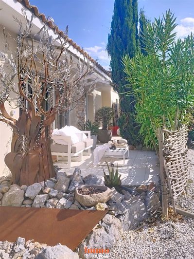 Image No.24-5 Bed Property for sale