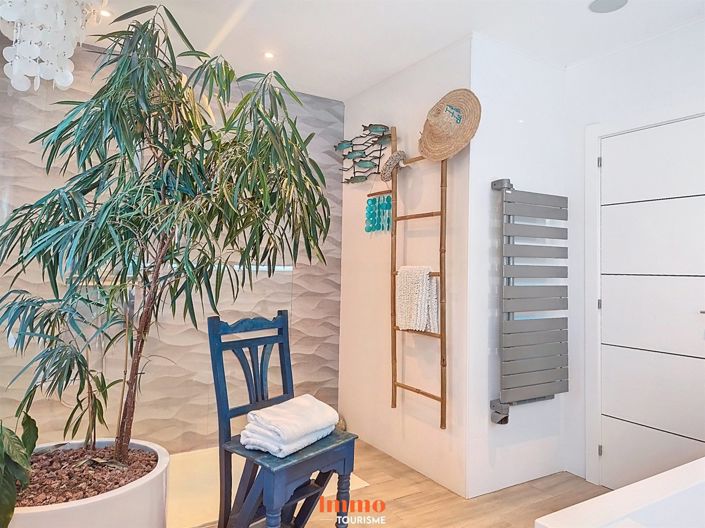 Image No.5-5 Bed Property for sale