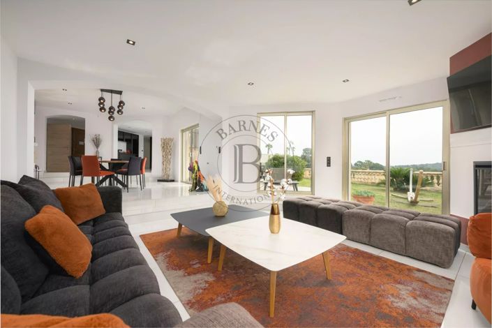 Image No.5-6 Bed House for sale