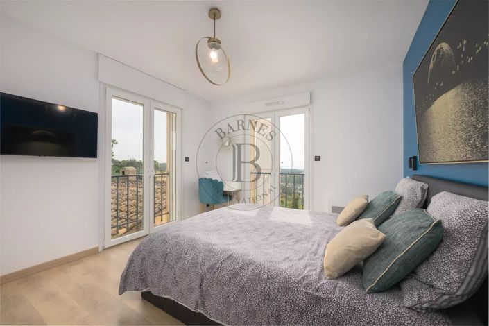 Image No.8-6 Bed House for sale
