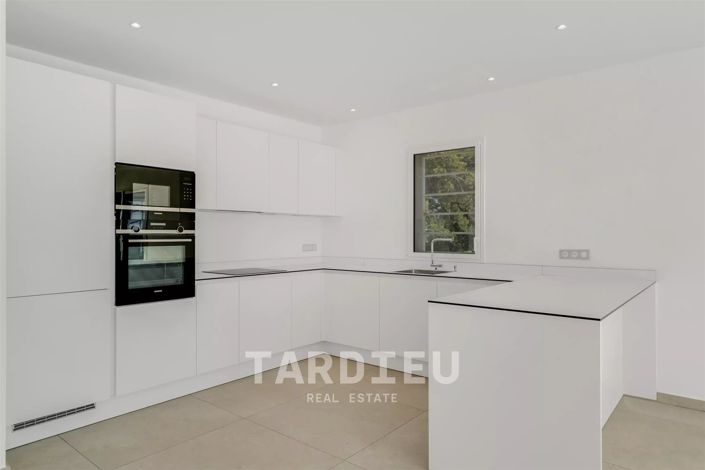 Image No.6-4 Bed House for sale