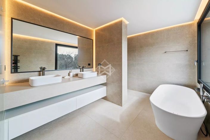 Image No.13-6 Bed House for sale