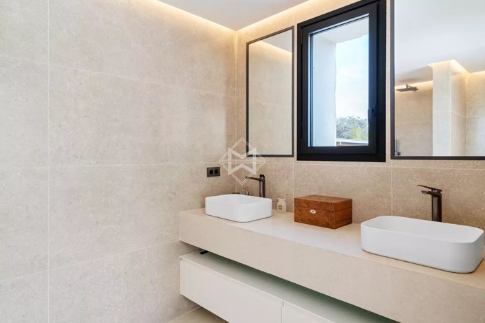 Image No.15-6 Bed House for sale