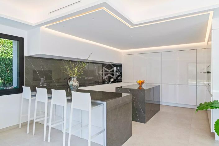 Image No.6-6 Bed House for sale
