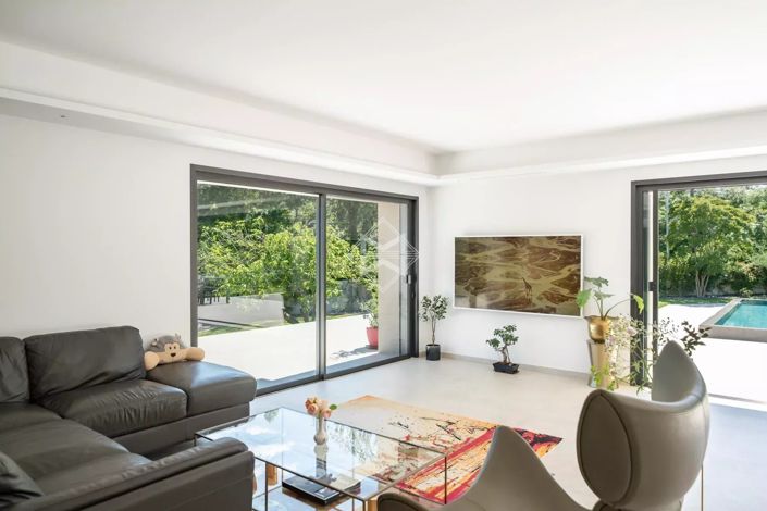 Image No.8-6 Bed House for sale