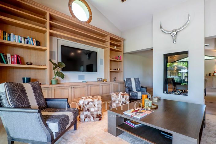 Image No.8-5 Bed House for sale