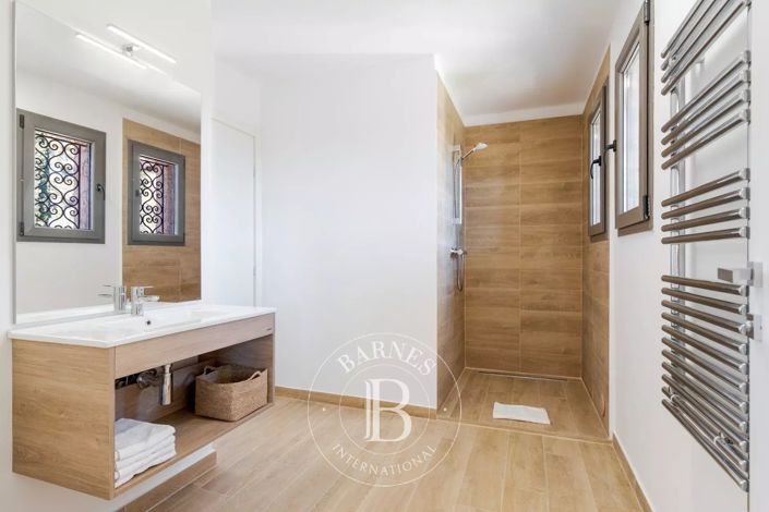 Image No.15-6 Bed House for sale