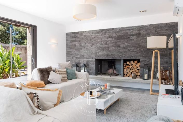 Image No.17-6 Bed House for sale