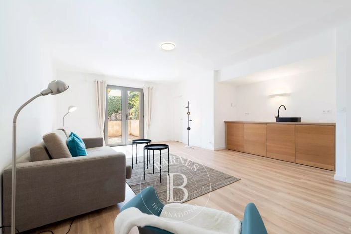 Image No.8-6 Bed House for sale