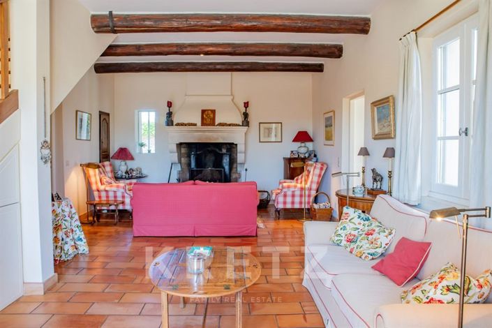 Image No.8-5 Bed House for sale