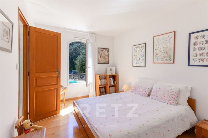 Image No.18-6 Bed House for sale