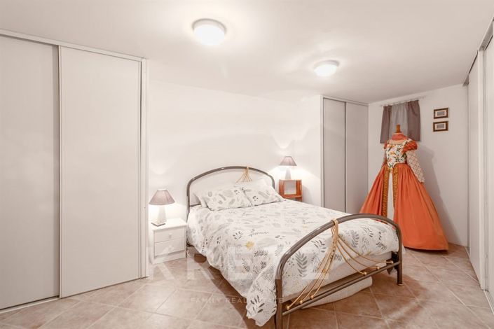 Image No.24-6 Bed House for sale