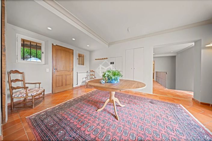 Image No.9-6 Bed House for sale